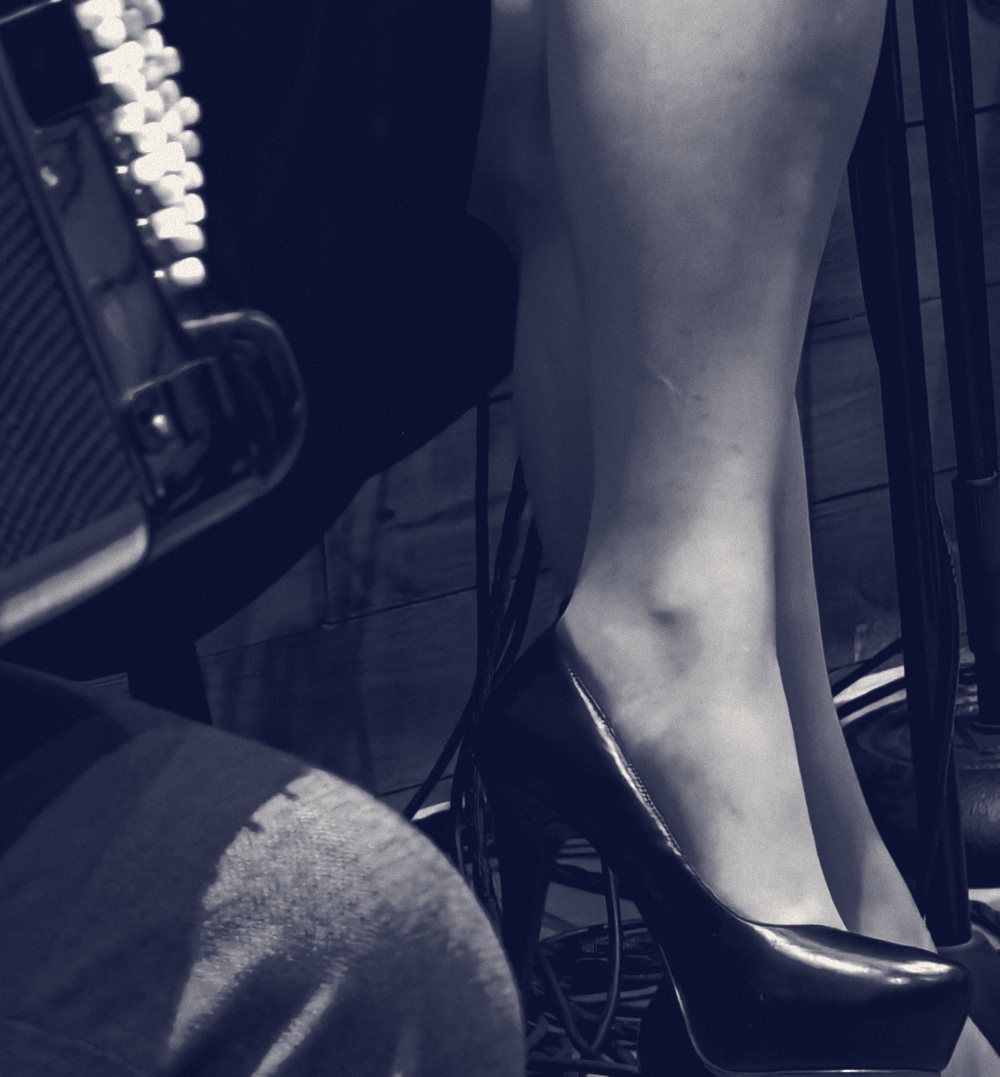 Détail de scène : le clavier de l'accordéon et un escarpin