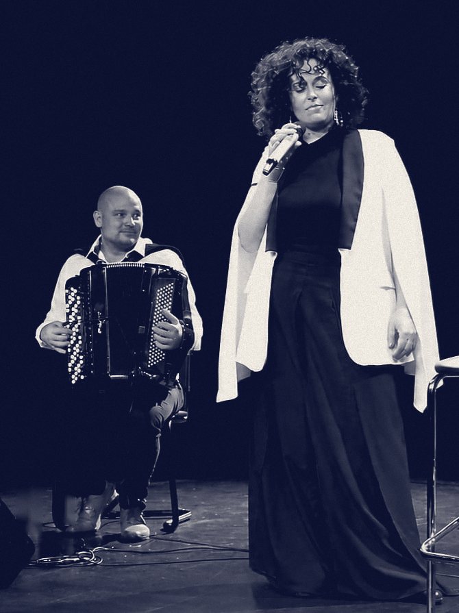 So Frenchic sur scène : Jérémy Lohier assis à l'accordéon, Claire Boni debout au micro